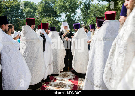 Procession de la croix à la Dormition Kamianets-Podilsky Sainte Pochaev Lavra, le 19 août - 25, 2017, de l'Ukraine. Depuis plus de 150 ans, la procession a rassemblé des milliers de pèlerins qui traverserait le chemin de 210 kilomètres pendant 7 jours. Plus de 20 000 croyants ont pris part à l'événement cette année. Banque D'Images