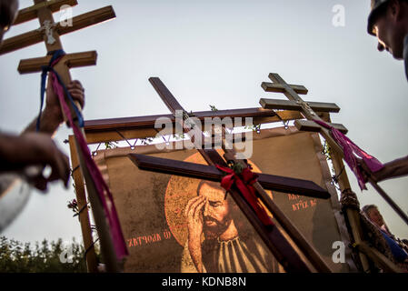 Procession de la croix à la Dormition Kamianets-Podilsky Sainte Pochaev Lavra, le 19 août - 25, 2017, de l'Ukraine. Depuis plus de 150 ans, la procession a rassemblé des milliers de pèlerins qui traverserait le chemin de 210 kilomètres pendant 7 jours. Plus de 20 000 croyants ont pris part à l'événement cette année. Banque D'Images