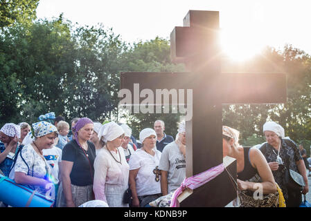 Procession de la croix à la Dormition Kamianets-Podilsky Sainte Pochaev Lavra, le 19 août - 25, 2017, de l'Ukraine. Depuis plus de 150 ans, la procession a rassemblé des milliers de pèlerins qui traverserait le chemin de 210 kilomètres pendant 7 jours. Plus de 20 000 croyants ont pris part à l'événement cette année. Banque D'Images