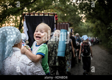 Procession de la croix à la Dormition Kamianets-Podilsky Sainte Pochaev Lavra, le 19 août - 25, 2017, de l'Ukraine. Depuis plus de 150 ans, la procession a rassemblé des milliers de pèlerins qui traverserait le chemin de 210 kilomètres pendant 7 jours. Plus de 20 000 croyants ont pris part à l'événement cette année. Banque D'Images