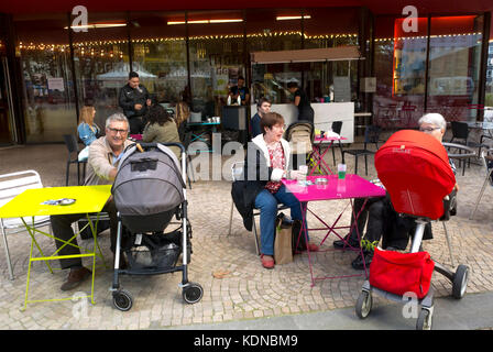 Montreuil, France, petite foule assis aux tables locales, Café Français sur la place publique dans les banlieues de Paris, scène de café de rue parisienne, quartiers locaux, trottoir, terrasse Banque D'Images