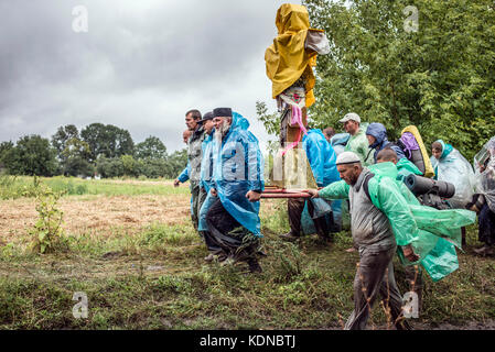 Procession de la croix à la Dormition Kamianets-Podilsky Sainte Pochaev Lavra, le 19 août - 25, 2017, de l'Ukraine. Depuis plus de 150 ans, la procession a rassemblé des milliers de pèlerins qui traverserait le chemin de 210 kilomètres pendant 7 jours. Plus de 20 000 croyants ont pris part à l'événement cette année. Banque D'Images