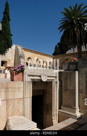 La cour de la partie catholique romaine de l'église de Pater Noster D'un monastère carmélite également connu comme le Sanctuaire de L'Eleona situé sur le Mont des oliviers à l'est Jérusalem Israël Banque D'Images