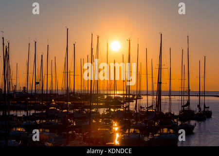 Rangées de bateaux au quai dans la soirée contre ciel coucher de soleil crépuscule (éclairage) Banque D'Images