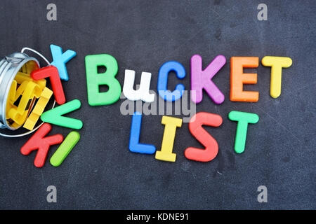 Bucket list concept, choses à faire dans la vie avec du fer et du godet lettres magnétiques on chalkboard Banque D'Images