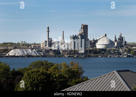 Lehigh Cement Company Usine à Picton Bay dans le comté de Prince Edward (Ontario) Banque D'Images