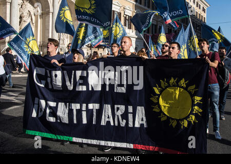 Rome, Italie. 14Th oct, 2017. Rome, Italie 14 octobre 2017 manifestants tenir un signe ''assez de l'immigration, les italiens d'abord !'', car ils participent à une marche en faveur de l'emploi et contre l'immigration irrégulière organisée par le mouvement national pour la souveraineté (movimento nazionale per la sovranità) à Rome, Italie, 14 octobre 2017. dans la démonstration un moment photo credit : andrea ronchini/pacific press/Alamy live news Banque D'Images