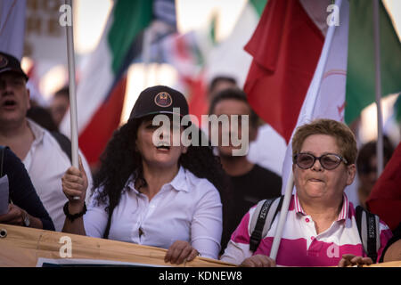 Rome, Italie. 14Th oct, 2017. Rome, Italie 14 octobre 2017 manifestants tenir un signe ''assez de l'immigration, les italiens d'abord !'', car ils participent à une marche en faveur de l'emploi et contre l'immigration irrégulière organisée par le mouvement national pour la souveraineté (movimento nazionale per la sovranità) à Rome, Italie, 14 octobre 2017. dans la démonstration un moment photo credit : andrea ronchini/pacific press/Alamy live news Banque D'Images