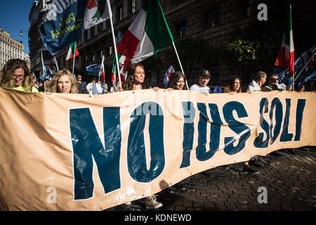 Rome, Italie. 14Th oct, 2017. Rome, Italie 14 octobre 2017 manifestants tenir un signe ''assez de l'immigration, les italiens d'abord !'', car ils participent à une marche en faveur de l'emploi et contre l'immigration irrégulière organisée par le mouvement national pour la souveraineté (movimento nazionale per la sovranità) à Rome, Italie, 14 octobre 2017. dans la démonstration un moment photo credit : andrea ronchini/pacific press/Alamy live news Banque D'Images