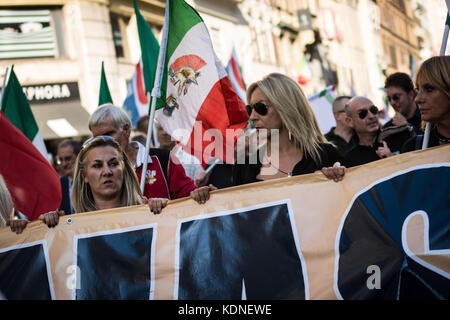 Rome, Italie. 14Th oct, 2017. Rome, Italie 14 octobre 2017 manifestants tenir un signe ''assez de l'immigration, les italiens d'abord !'', car ils participent à une marche en faveur de l'emploi et contre l'immigration irrégulière organisée par le mouvement national pour la souveraineté (movimento nazionale per la sovranità) à Rome, Italie, 14 octobre 2017. dans la démonstration un moment photo credit : andrea ronchini/pacific press/Alamy live news Banque D'Images