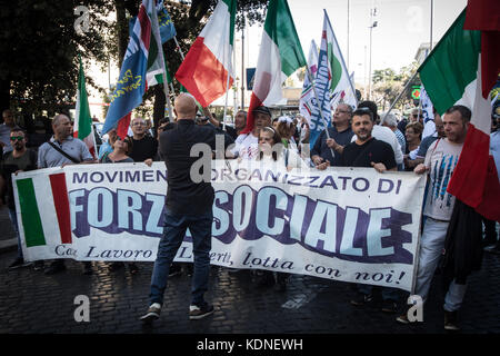 Rome, Italie. 14Th oct, 2017. Rome, Italie 14 octobre 2017 manifestants tenir un signe ''assez de l'immigration, les italiens d'abord !'', car ils participent à une marche en faveur de l'emploi et contre l'immigration irrégulière organisée par le mouvement national pour la souveraineté (movimento nazionale per la sovranità) à Rome, Italie, 14 octobre 2017. dans la démonstration un moment photo credit : andrea ronchini/pacific press/Alamy live news Banque D'Images