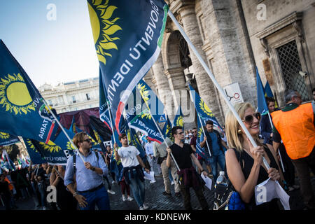 Rome, Italie. 14Th oct, 2017. Rome, Italie 14 octobre 2017 manifestants tenir un signe ''assez de l'immigration, les italiens d'abord !'', car ils participent à une marche en faveur de l'emploi et contre l'immigration irrégulière organisée par le mouvement national pour la souveraineté (movimento nazionale per la sovranità) à Rome, Italie, 14 octobre 2017. dans la démonstration un moment photo credit : andrea ronchini/pacific press/Alamy live news Banque D'Images