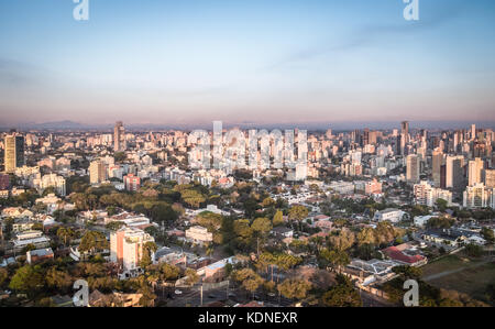 Vue aérienne de la ville de Curitiba au coucher du soleil - Curitiba, Parana, Brésil Banque D'Images