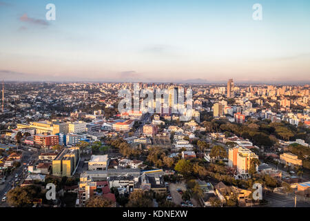 Vue aérienne de la ville de Curitiba au coucher du soleil - Curitiba, Parana, Brésil Banque D'Images