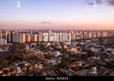 Vue aérienne de la ville de Curitiba au coucher du soleil - Curitiba, Parana, Brésil Banque D'Images