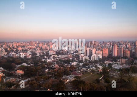 Vue aérienne de la ville de Curitiba au coucher du soleil - Curitiba, Parana, Brésil Banque D'Images