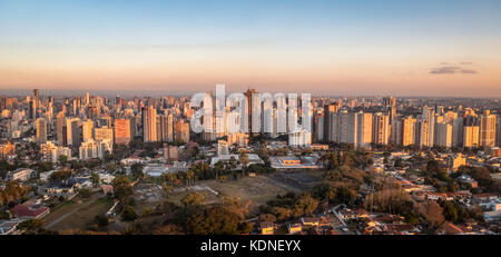 Vue aérienne de la ville de Curitiba au coucher du soleil - Curitiba, Parana, Brésil Banque D'Images