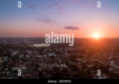 Vue aérienne de la ville de Curitiba et barigui Park au coucher du soleil - Curitiba, Parana, Brésil Banque D'Images