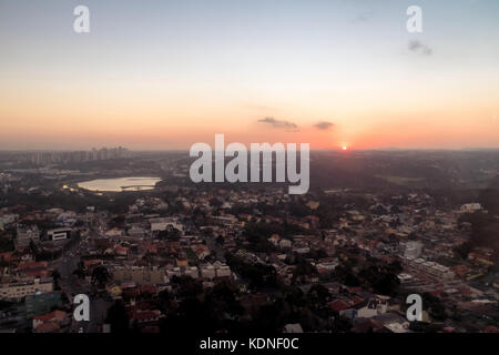 Vue aérienne de la ville de Curitiba et barigui Park au coucher du soleil - Curitiba, Parana, Brésil Banque D'Images