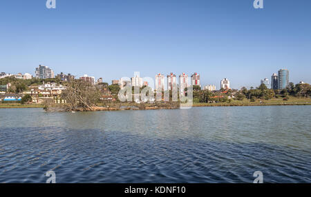 Vue sur le lac de barigui park et city skyline - Curitiba, Parana, Brésil Banque D'Images