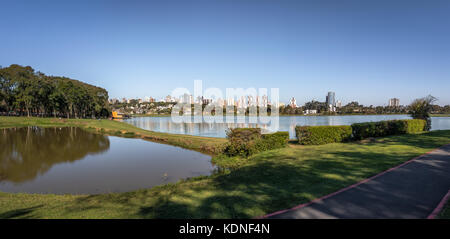 Vue panoramique sur barigui park et city skyline - Curitiba, Parana, Brésil Banque D'Images