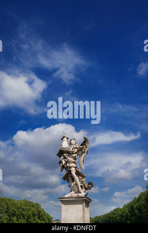 Statue angel regarde le ciel céleste. Un chef d'œuvre baroque du 17ème siècle au sommet de saint ange balustrade du pont, dans le centre de Rome Banque D'Images