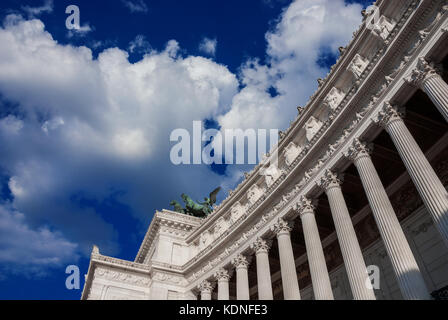 National Monument à Victor Emmanuel II, premier roi d'Italie (Autel de nation), une structure néoclassique conçu par l'architecte italien sacconi en 1885, Banque D'Images