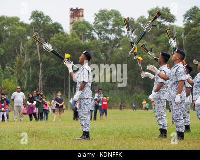 La marine royale malaisienne de l'équipe de base de lumut lancer et attraper leurs fusils avec baïonnette au cours d'une exposition silencieuse en Malaisie. Banque D'Images