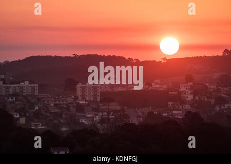 Vue aérienne de la ville de Curitiba au coucher du soleil - Curitiba, Parana, Brésil Banque D'Images