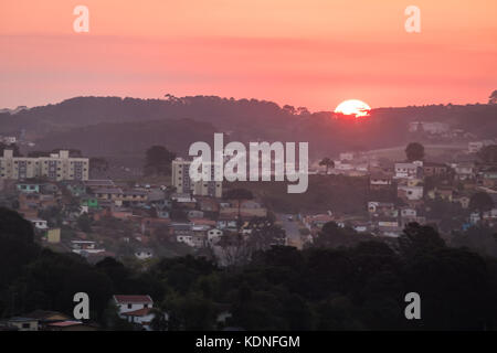 Vue aérienne de la ville de Curitiba au coucher du soleil - Curitiba, Parana, Brésil Banque D'Images