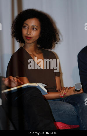 Francfort, Allemagne. 14Th oct, 2017. L'auteur allemand melanie raabe donne une interview au salon du livre de Francfort. Salon du livre de Francfort 2017 est le plus grand salon du livre avec plus de 7 000 exposants et plus de 250 000 visiteurs attendus. Il est ouvert du 11 au 15 octobre avec les deux derniers jours d'être ouvert au grand public. crédit : michael debets/pacific press/Alamy live news Banque D'Images