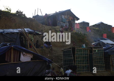 Des réfugiés rohingyas promenades au Balukhali Camp de fortune à Cox's Bazar, Bangladesh, le 10 octobre 2017. Selon les Nations Unies Commiss Banque D'Images