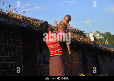 Enfants rohingyas au balukhali posent camp de fortune à Cox's bazar, Bangladesh, le 10 octobre 2017. selon le Haut Commissariat des Nations unies Banque D'Images