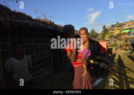 Enfants rohingyas au balukhali posent camp de fortune à Cox's bazar, Bangladesh, le 10 octobre 2017. selon le Haut Commissariat des Nations unies Banque D'Images