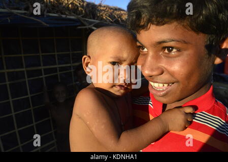 Enfants rohingyas au balukhali posent camp de fortune à Cox's bazar, Bangladesh, le 10 octobre 2017. selon le Haut Commissariat des Nations unies Banque D'Images