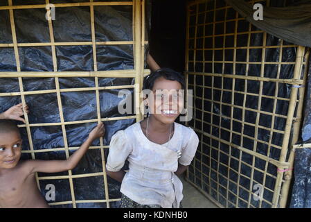 Enfants rohingyas au balukhali posent camp de fortune à Cox's bazar, Bangladesh, le 10 octobre 2017. selon le Haut Commissariat des Nations unies Banque D'Images