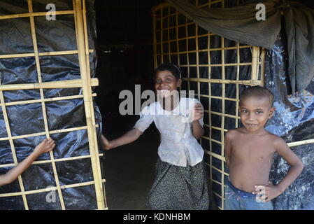 Enfants rohingyas au balukhali posent camp de fortune à Cox's bazar, Bangladesh, le 10 octobre 2017. selon le Haut Commissariat des Nations unies Banque D'Images