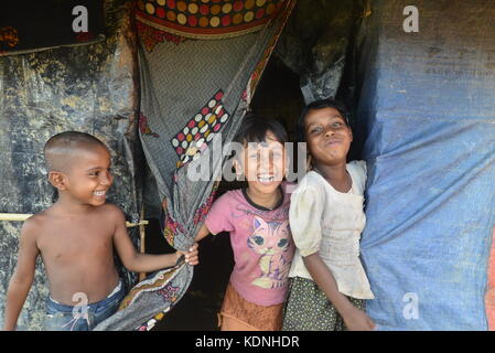 Enfants rohingyas au balukhali posent camp de fortune à Cox's bazar, Bangladesh, le 10 octobre 2017. selon le Haut Commissariat des Nations unies Banque D'Images