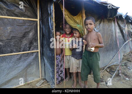 Enfants rohingyas au balukhali posent camp de fortune à Cox's bazar, Bangladesh, le 10 octobre 2017. selon le Haut Commissariat des Nations unies Banque D'Images