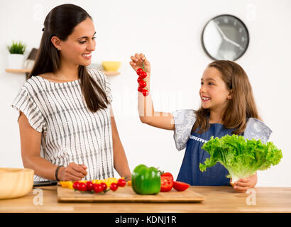 Tourné d'une mère et sa fille s'amuser dans la cuisine Banque D'Images