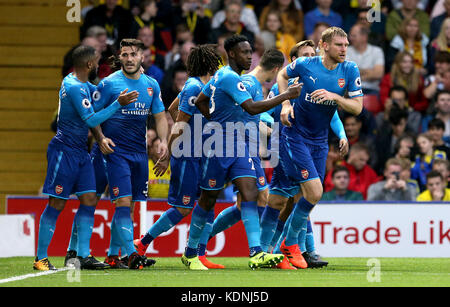 Arsenal's Per Mertesacker (à droite) célèbre le premier but de son équipe lors du match de la Premier League à Vicarage Road, Watford. Banque D'Images