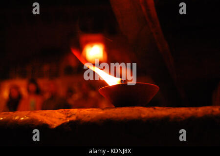 Les chandelles allumées pendant Varanasi Puja. De photo. Lampe à pétrole d'illuminer. Cérémonie à la rivière Ganga à Varanasi, Inde. Banque D'Images