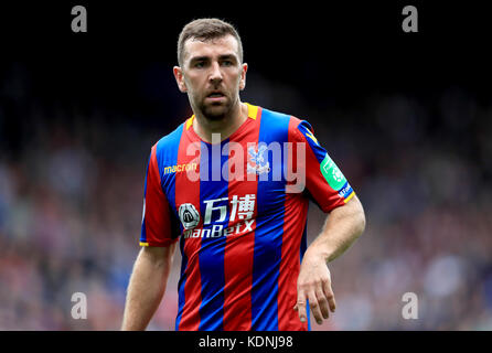 James McArthur du Crystal Palace pendant le match de la Premier League à Selhurst Park, Londres. APPUYEZ SUR ASSOCIATION photo. Date de la photo: Samedi 14 octobre 2017. Voir PA Story FOOTBALL Palace. Le crédit photo devrait se lire comme suit : Adam Davy/PA Wire. RESTRICTIONS : aucune utilisation avec des fichiers audio, vidéo, données, listes de présentoirs, logos de clubs/ligue ou services « en direct » non autorisés. Utilisation en ligne limitée à 75 images, pas d'émulation vidéo. Aucune utilisation dans les Paris, les jeux ou les publications de club/ligue/joueur unique. Banque D'Images