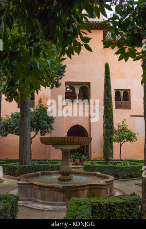 Le Patio de Lindaraja, et la tour du Mirador, le Daraxa, logement de la Alhambra, Grenade, Andalousie, Espagne Banque D'Images