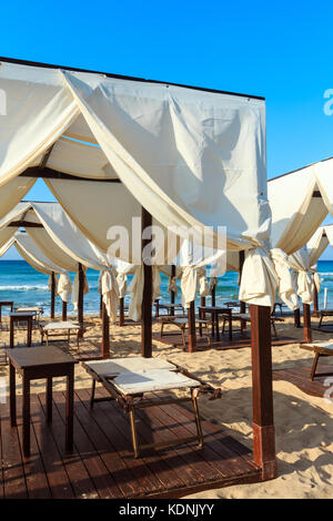 Les auvents tentes de luxe plage paradis matin sur une plage de sable blanc des Maldives de salento (pescoluse, salento, Pouilles, Italie du sud). La plus beautifu Banque D'Images