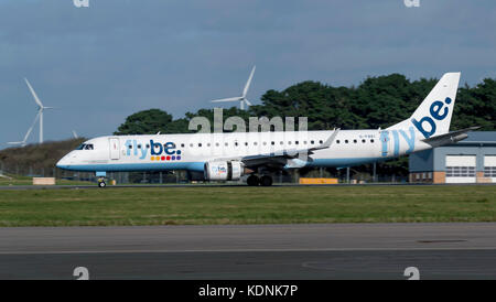 Flybe Embraer ERJ-195, G-FFEI, à l'aéroport de Cornwall Newquay, « servant fièrement le pays de Galles » « Yn falch o Wasanaethu Cymru » Banque D'Images