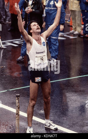 Rod Dixon (NZL) après avoir remporté le Marathon de New York 1983 Banque D'Images