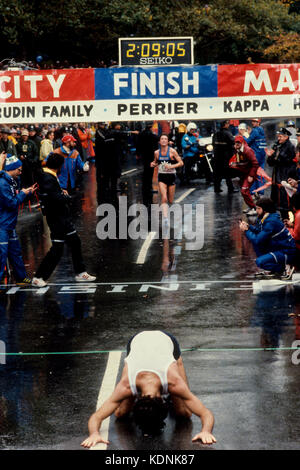 Rod Dixon (NZL) embrasse le sol après avoir remporté le Marathon de New York en 1983. Geoff Smith (GBR) termine deuxième. Banque D'Images