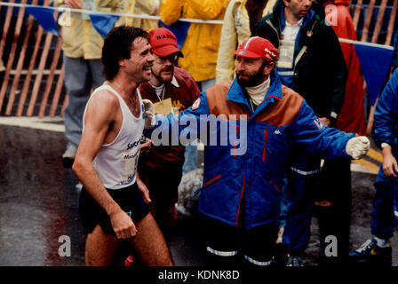 Rod Dixon (NZL) après avoir remporté le Marathon de New York en 1983 avec le directeur de course Fred Lebow. Banque D'Images