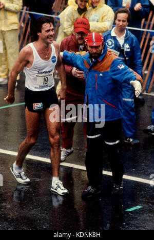 Rod Dixon (NZL) après avoir remporté le Marathon de New York en 1983 avec le directeur de course Fred Lebow. Banque D'Images